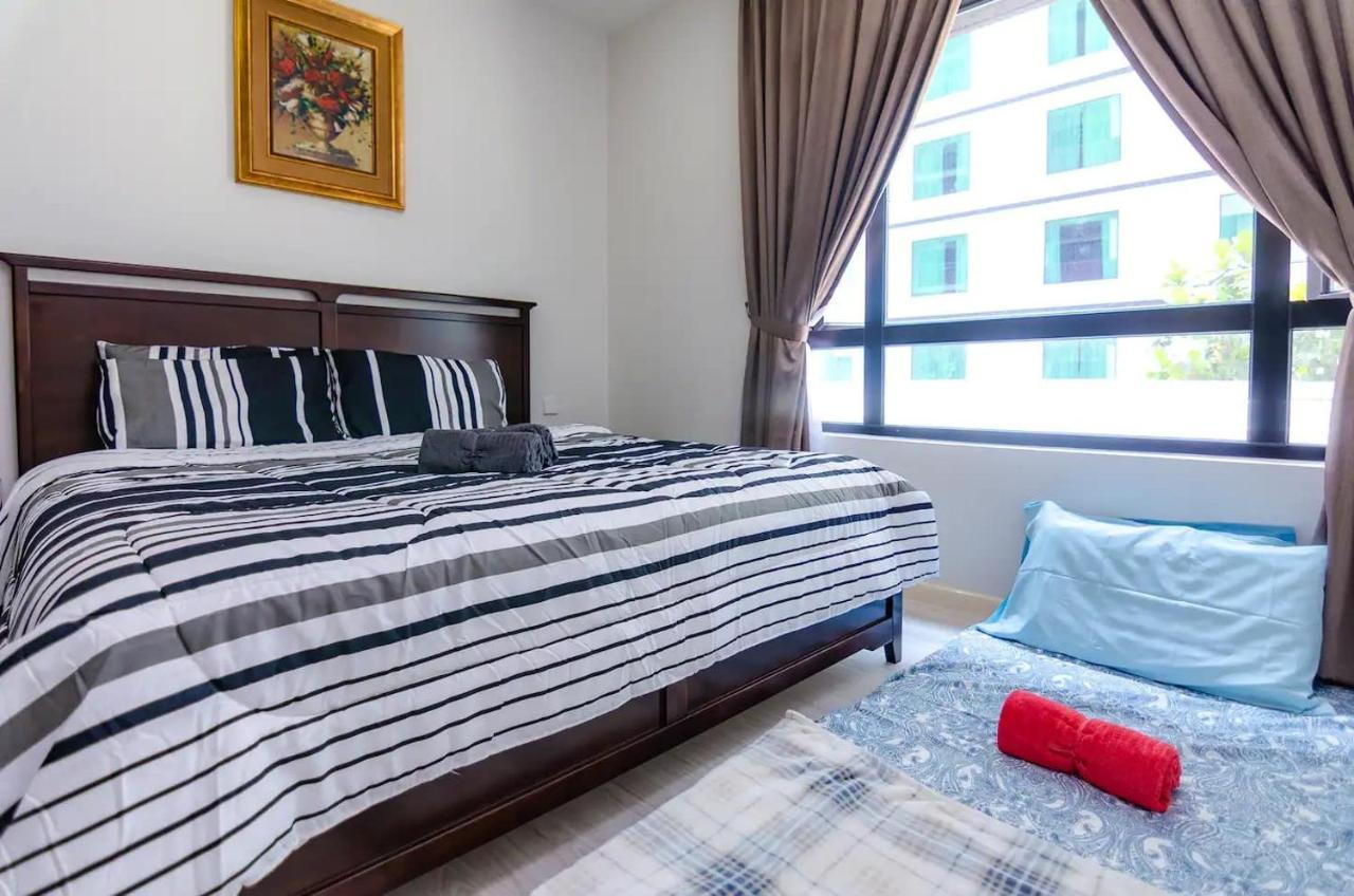 A Cozy & Comfy Suasana Suites In Джохор Бахру Екстериор снимка